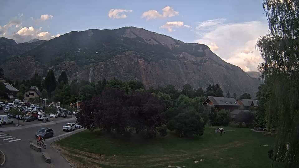 <h2>Webcam au niveau de la mairie du village du Bourg d'Oisans, aux pieds de l'Alpe d'Huez et aux portes du parc des Écrins</h2>