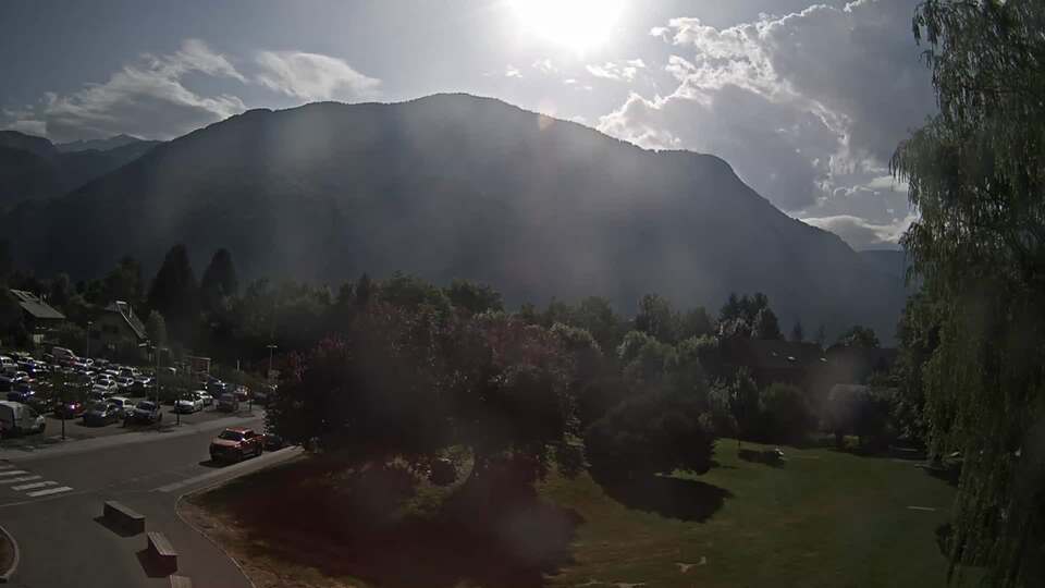 <h2>Webcam au niveau de la mairie du village du Bourg d'Oisans, aux pieds de l'Alpe d'Huez et aux portes du parc des Écrins</h2>