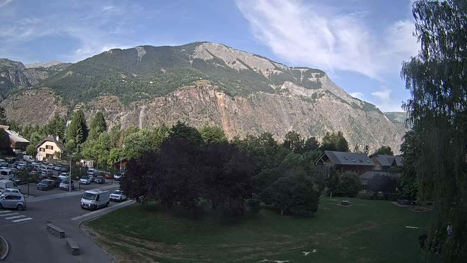<h2>Webcam au niveau de la mairie du village du Bourg d'Oisans, aux pieds de l'Alpe d'Huez et aux portes du parc des Écrins</h2>