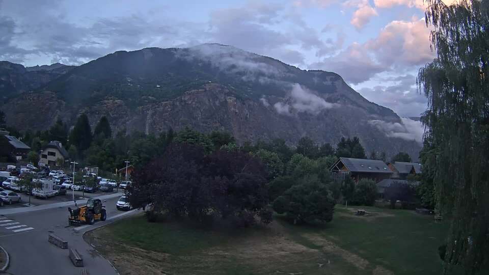 <h2>Webcam au niveau de la mairie du village du Bourg d'Oisans, aux pieds de l'Alpe d'Huez et aux portes du parc des Écrins</h2>