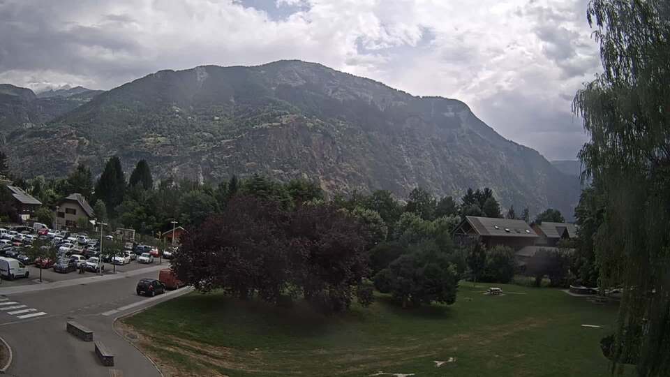 <h2>Webcam au niveau de la mairie du village du Bourg d'Oisans, aux pieds de l'Alpe d'Huez et aux portes du parc des Écrins</h2>