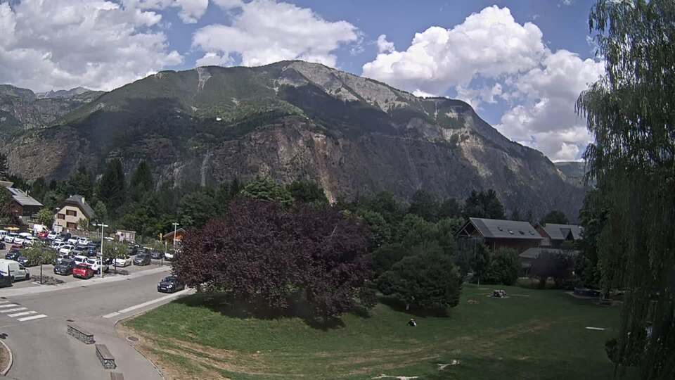 <h2>Webcam au niveau de la mairie du village du Bourg d'Oisans, aux pieds de l'Alpe d'Huez et aux portes du parc des Écrins</h2>