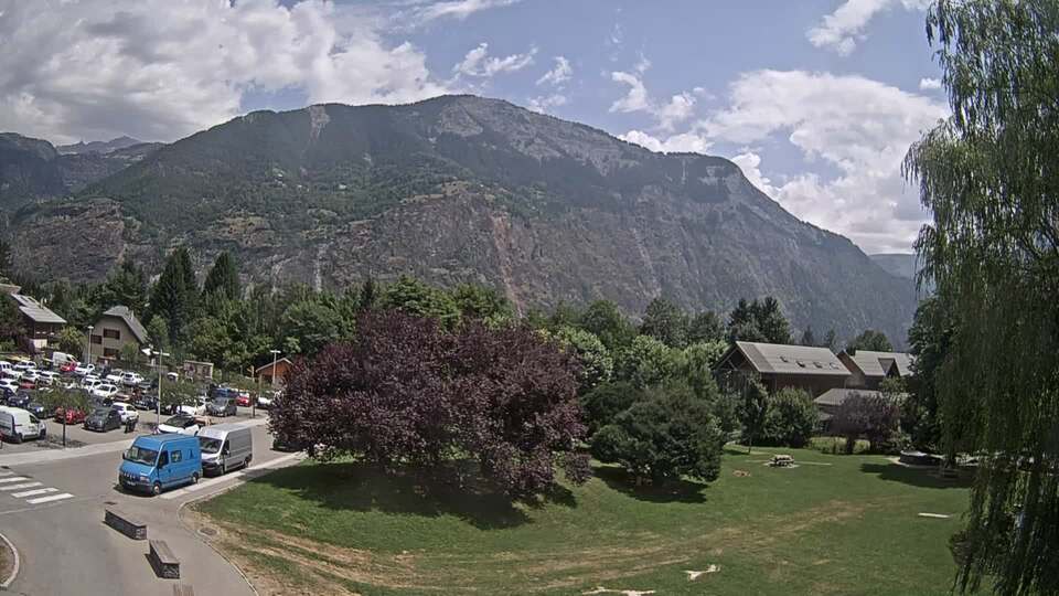 <h2>Webcam au niveau de la mairie du village du Bourg d'Oisans, aux pieds de l'Alpe d'Huez et aux portes du parc des Écrins</h2>