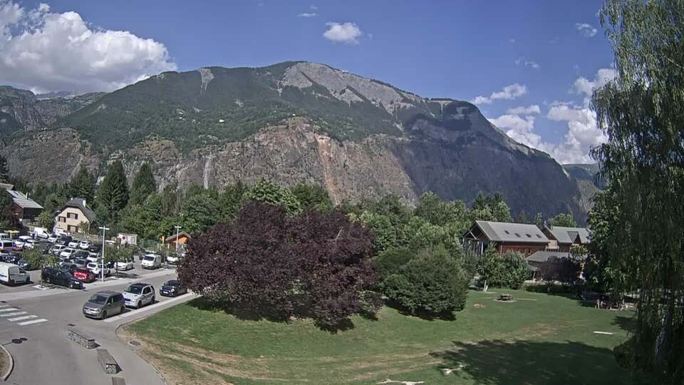 <h2>Webcam au niveau de la mairie du village du Bourg d'Oisans, aux pieds de l'Alpe d'Huez et aux portes du parc des Écrins</h2>