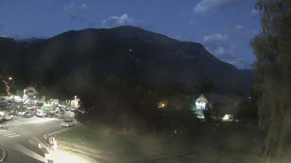 <h2>Webcam au niveau de la mairie du village du Bourg d'Oisans, aux pieds de l'Alpe d'Huez et aux portes du parc des Écrins</h2>