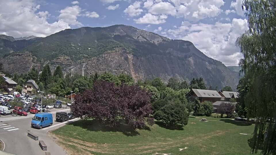 <h2>Webcam au niveau de la mairie du village du Bourg d'Oisans, aux pieds de l'Alpe d'Huez et aux portes du parc des Écrins</h2>
