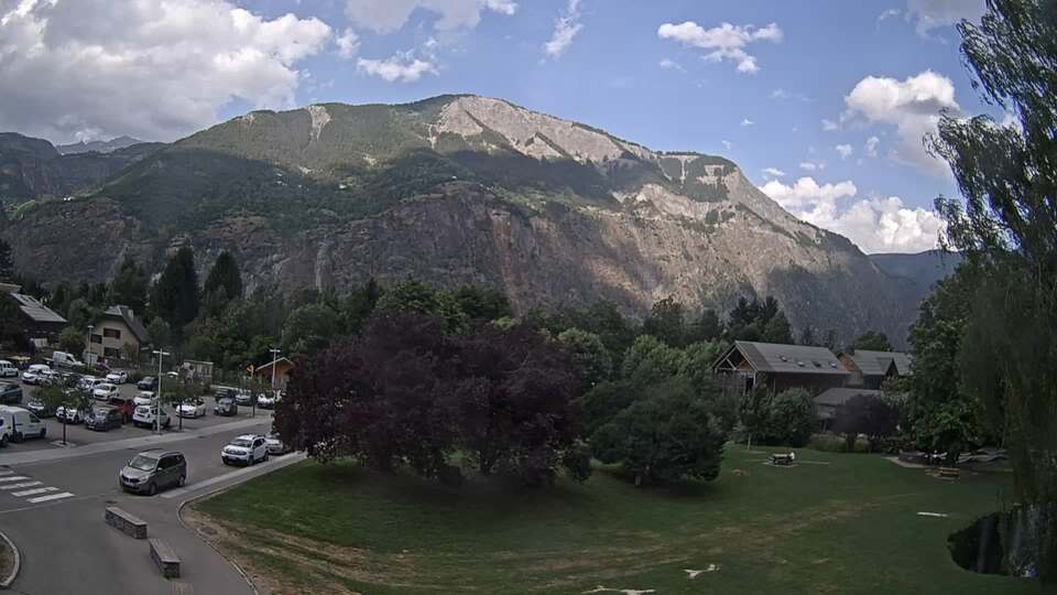 <h2>Webcam au niveau de la mairie du village du Bourg d'Oisans, aux pieds de l'Alpe d'Huez et aux portes du parc des Écrins</h2>