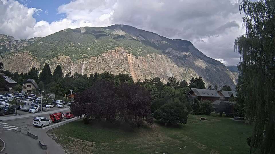 <h2>Webcam au niveau de la mairie du village du Bourg d'Oisans, aux pieds de l'Alpe d'Huez et aux portes du parc des Écrins</h2>
