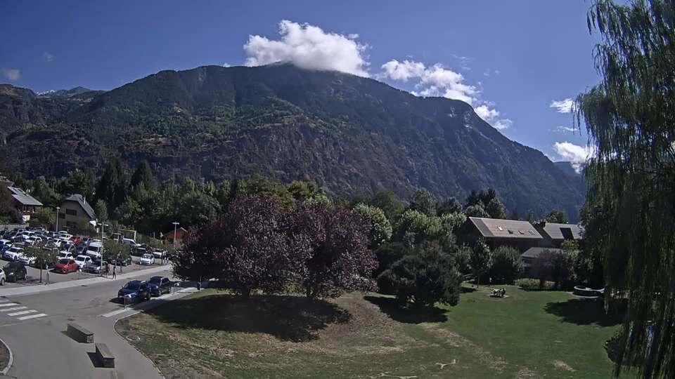 <h2>Webcam au niveau de la mairie du village du Bourg d'Oisans, aux pieds de l'Alpe d'Huez et aux portes du parc des Écrins</h2>