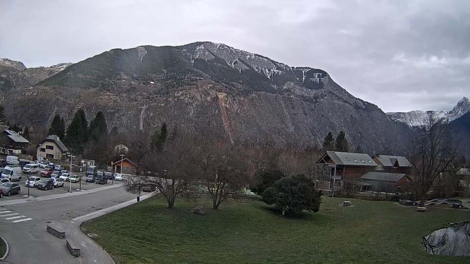 <h2>Webcam au niveau de la mairie du village du Bourg d'Oisans, aux pieds de l'Alpe d'Huez et aux portes du parc des Écrins</h2>