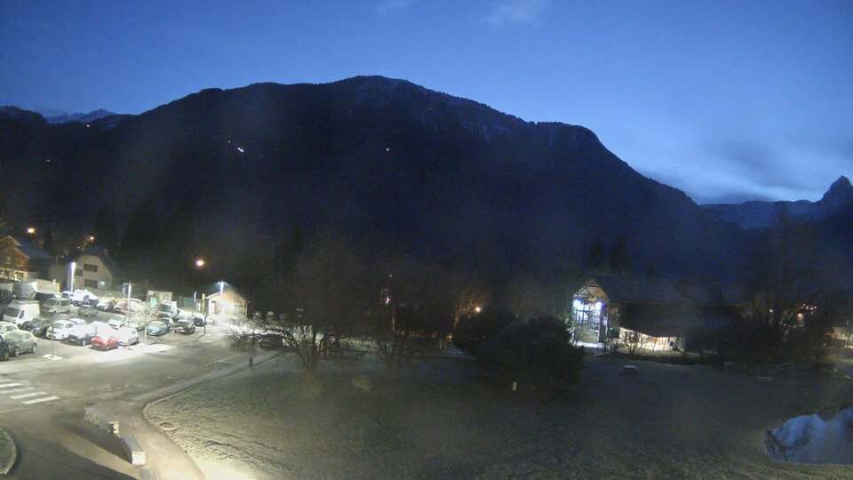 <h2>Webcam au niveau de la mairie du village du Bourg d'Oisans, aux pieds de l'Alpe d'Huez et aux portes du parc des Écrins</h2>