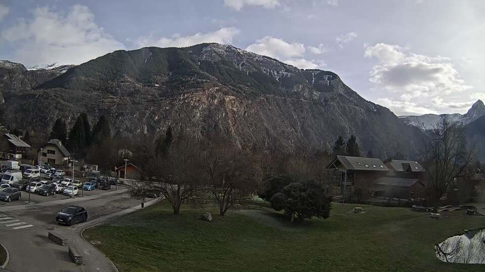 <h2>Webcam au niveau de la mairie du village du Bourg d'Oisans, aux pieds de l'Alpe d'Huez et aux portes du parc des Écrins</h2>