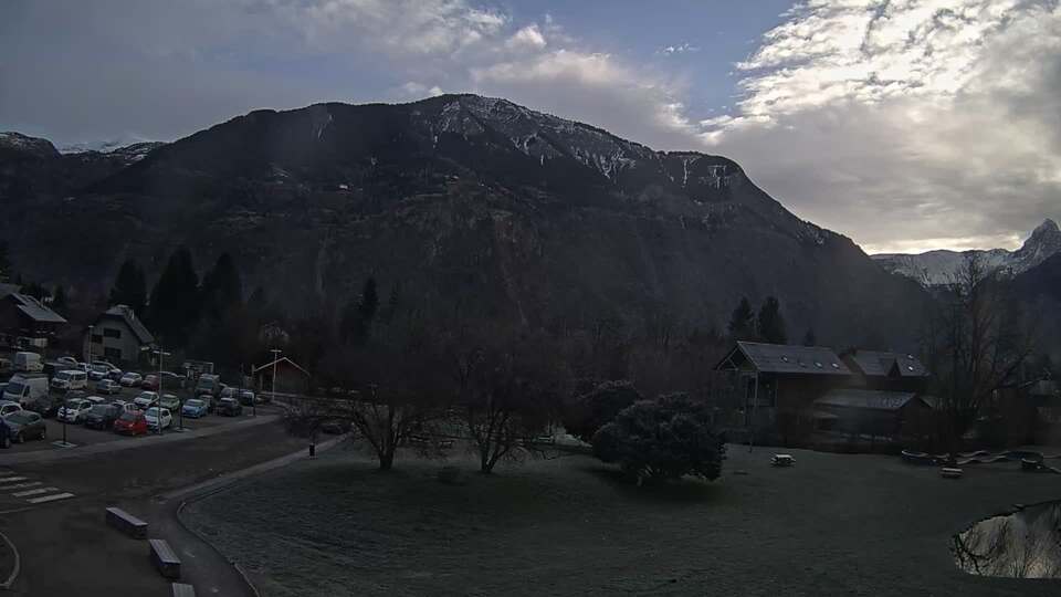Webcam au niveau de la mairie du village du Bourg d'Oisans, aux pieds de l'Alpe d'Huez et aux portes du parc des Écrins