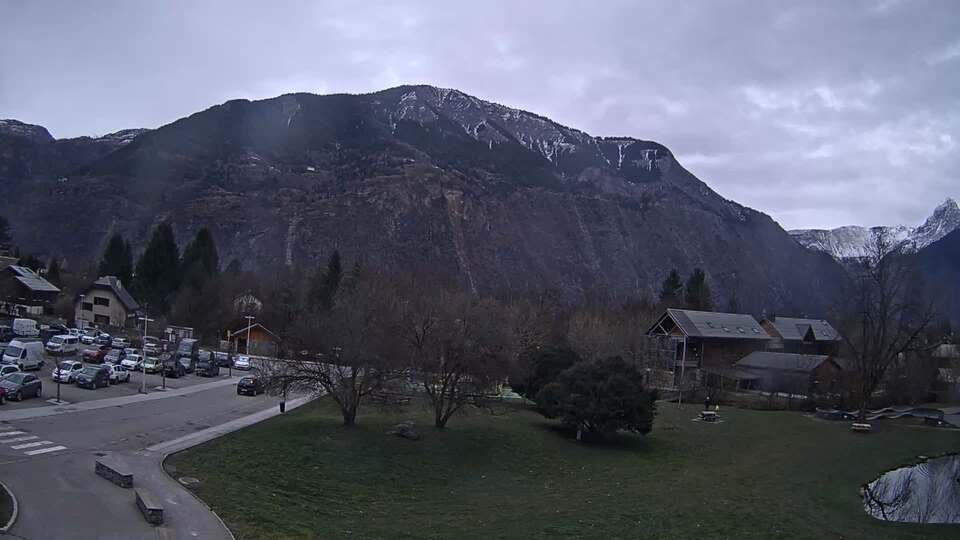 <h2>Webcam au niveau de la mairie du village du Bourg d'Oisans, aux pieds de l'Alpe d'Huez et aux portes du parc des Écrins</h2>