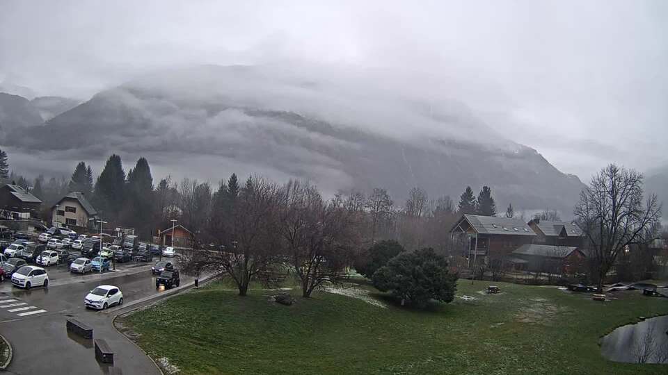 <h2>Webcam au niveau de la mairie du village du Bourg d'Oisans, aux pieds de l'Alpe d'Huez et aux portes du parc des Écrins</h2>