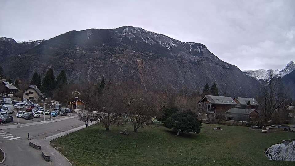 <h2>Webcam au niveau de la mairie du village du Bourg d'Oisans, aux pieds de l'Alpe d'Huez et aux portes du parc des Écrins</h2>