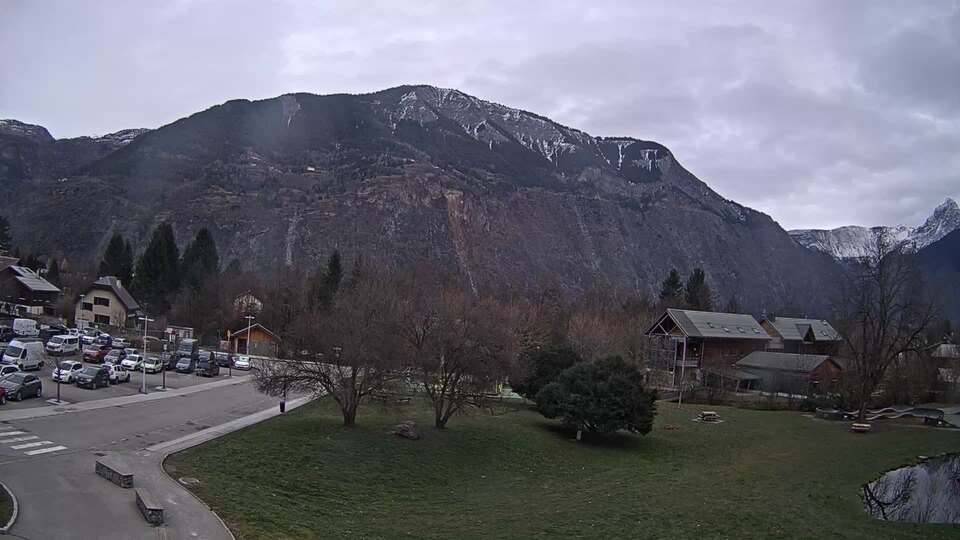 <h2>Webcam au niveau de la mairie du village du Bourg d'Oisans, aux pieds de l'Alpe d'Huez et aux portes du parc des Écrins</h2>