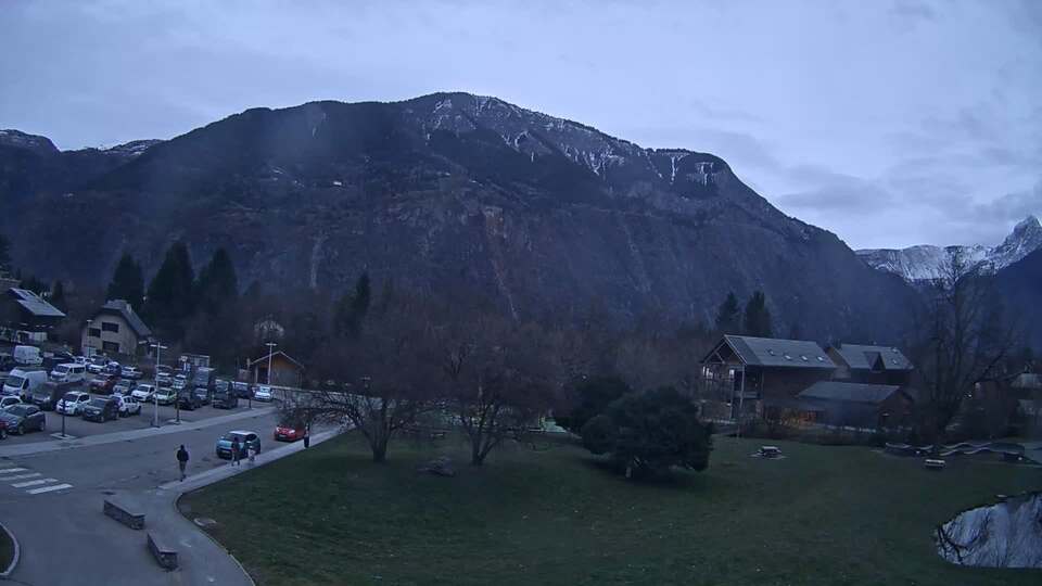 <h2>Webcam au niveau de la mairie du village du Bourg d'Oisans, aux pieds de l'Alpe d'Huez et aux portes du parc des Écrins</h2>