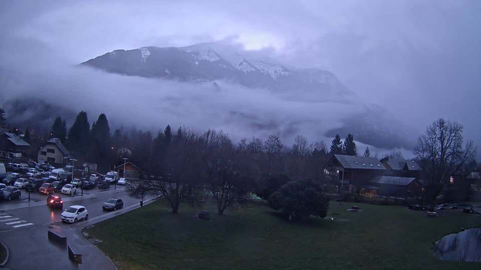 <h2>Webcam au niveau de la mairie du village du Bourg d'Oisans, aux pieds de l'Alpe d'Huez et aux portes du parc des Écrins</h2>
