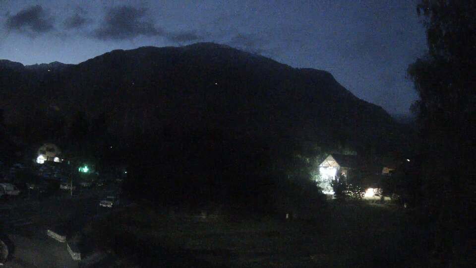 <h2>Webcam au niveau de la mairie du village du Bourg d'Oisans, aux pieds de l'Alpe d'Huez et aux portes du parc des Écrins</h2>