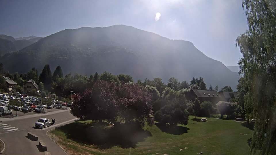 <h2>Webcam au niveau de la mairie du village du Bourg d'Oisans, aux pieds de l'Alpe d'Huez et aux portes du parc des Écrins</h2>