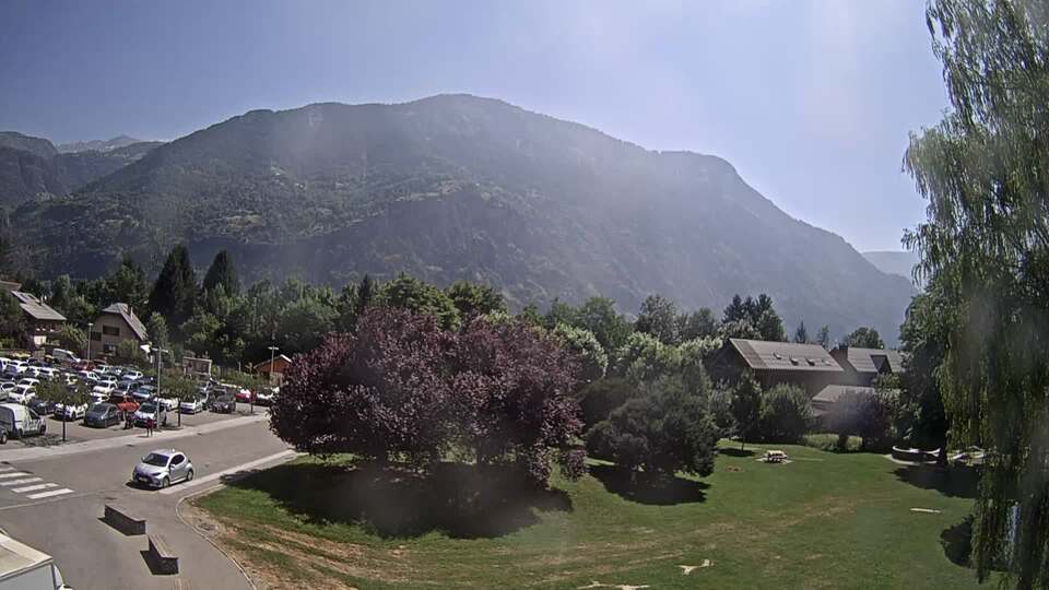<h2>Webcam au niveau de la mairie du village du Bourg d'Oisans, aux pieds de l'Alpe d'Huez et aux portes du parc des Écrins</h2>