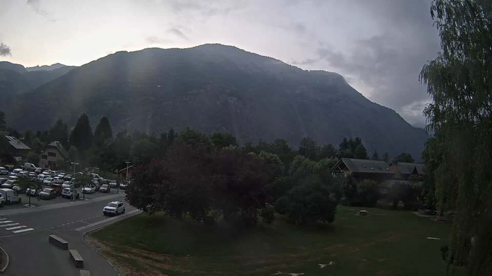 <h2>Webcam au niveau de la mairie du village du Bourg d'Oisans, aux pieds de l'Alpe d'Huez et aux portes du parc des Écrins</h2>
