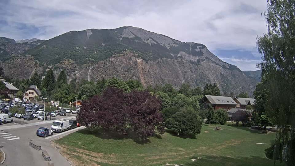 <h2>Webcam au niveau de la mairie du village du Bourg d'Oisans, aux pieds de l'Alpe d'Huez et aux portes du parc des Écrins</h2>