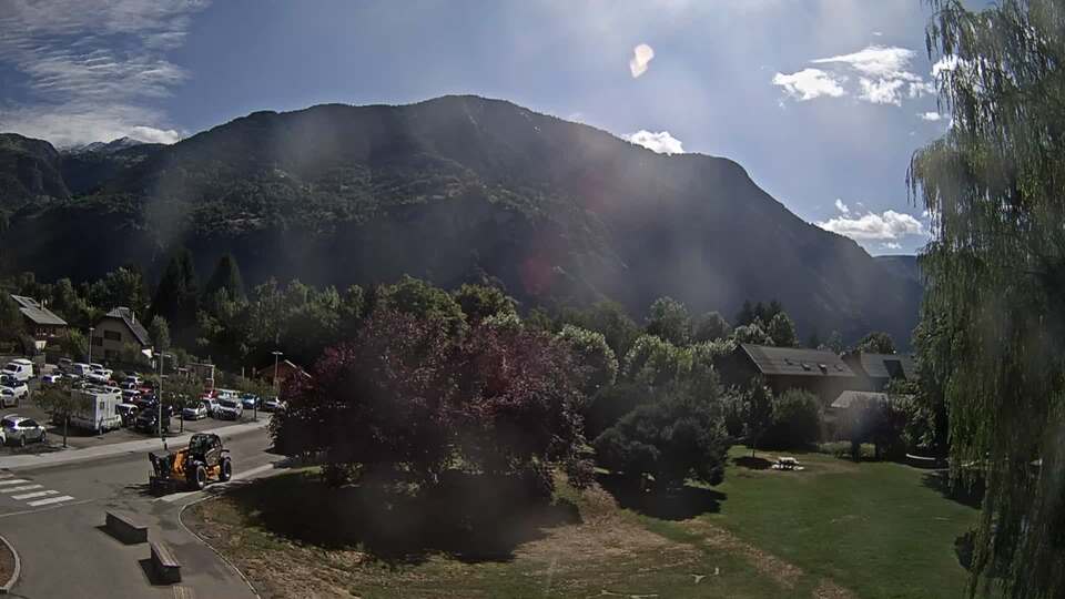 <h2>Webcam au niveau de la mairie du village du Bourg d'Oisans, aux pieds de l'Alpe d'Huez et aux portes du parc des Écrins</h2>