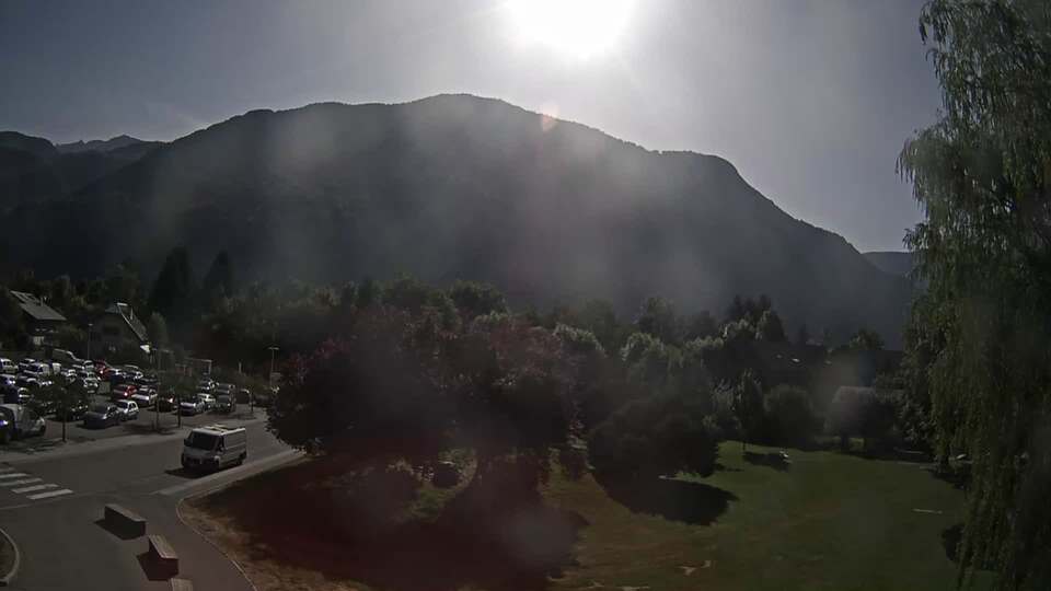 <h2>Webcam au niveau de la mairie du village du Bourg d'Oisans, aux pieds de l'Alpe d'Huez et aux portes du parc des Écrins</h2>