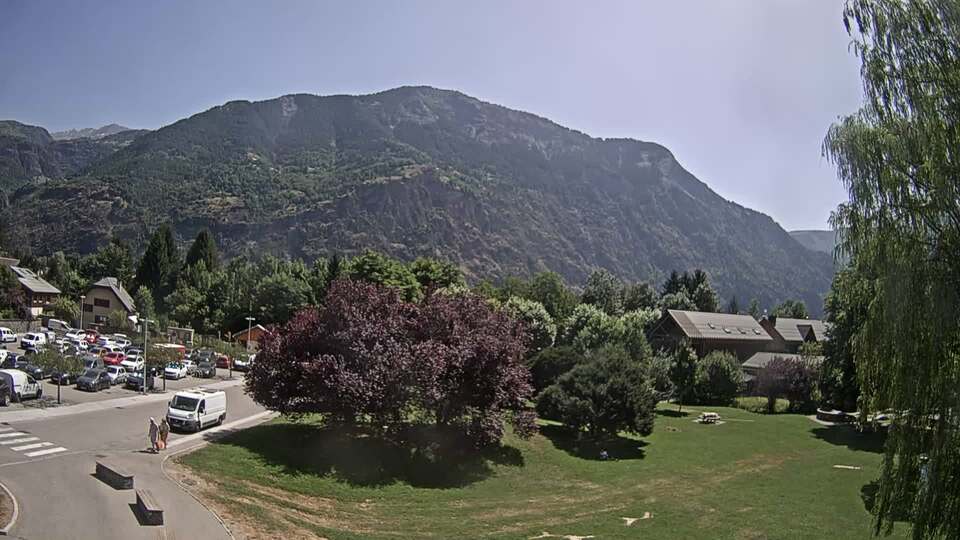 <h2>Webcam au niveau de la mairie du village du Bourg d'Oisans, aux pieds de l'Alpe d'Huez et aux portes du parc des Écrins</h2>