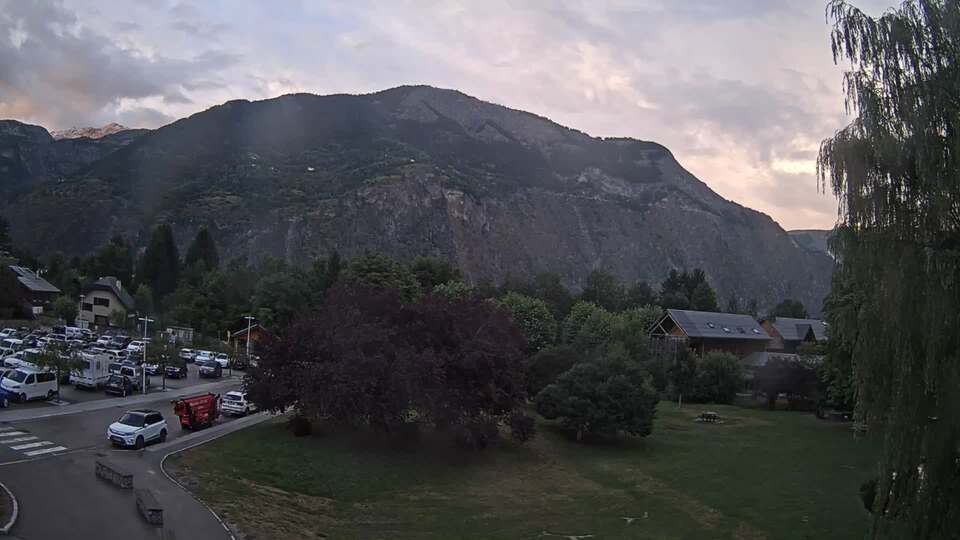 <h2>Webcam au niveau de la mairie du village du Bourg d'Oisans, aux pieds de l'Alpe d'Huez et aux portes du parc des Écrins</h2>