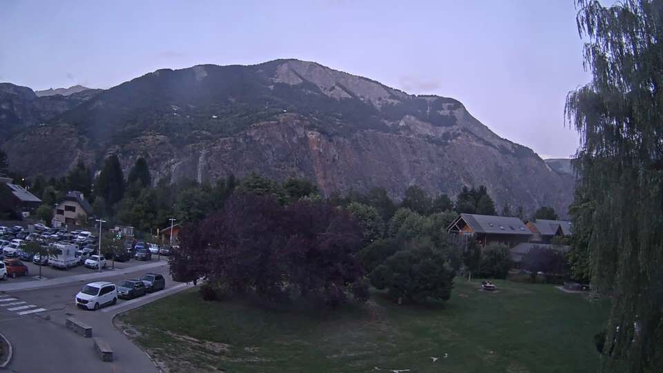 <h2>Webcam au niveau de la mairie du village du Bourg d'Oisans, aux pieds de l'Alpe d'Huez et aux portes du parc des Écrins</h2>