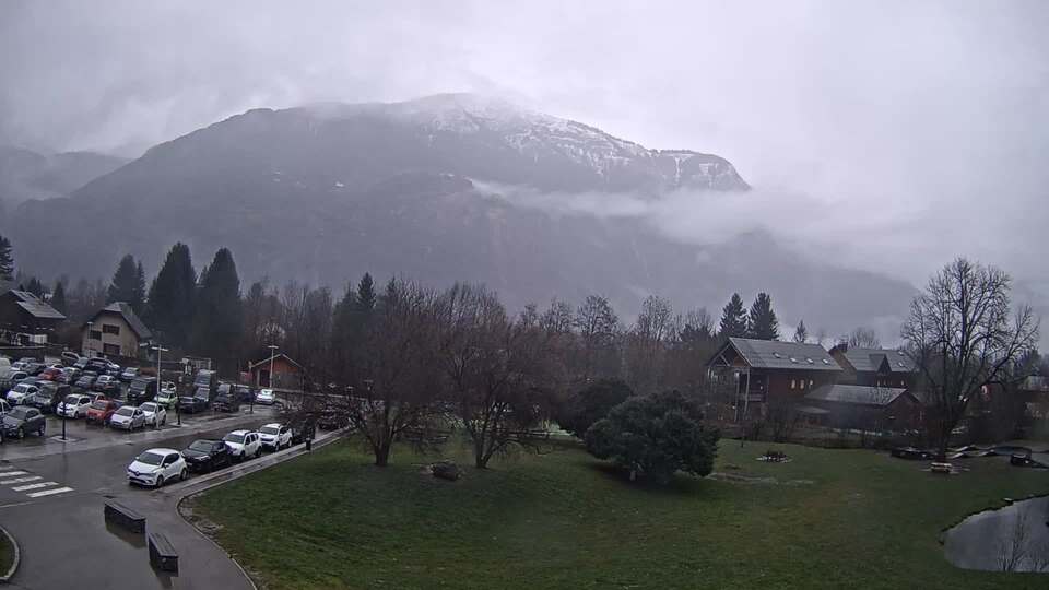 <h2>Webcam au niveau de la mairie du village du Bourg d'Oisans, aux pieds de l'Alpe d'Huez et aux portes du parc des Écrins</h2>