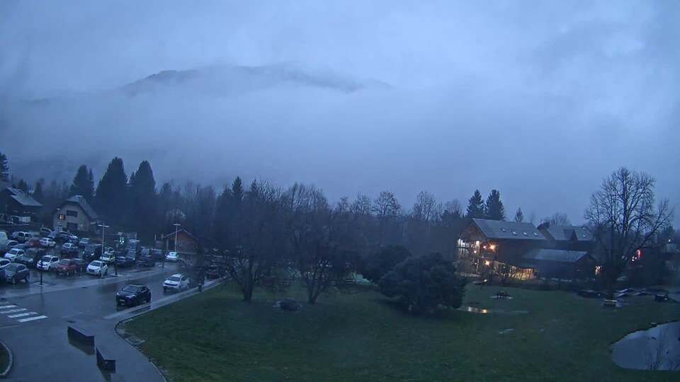 <h2>Webcam au niveau de la mairie du village du Bourg d'Oisans, aux pieds de l'Alpe d'Huez et aux portes du parc des Écrins</h2>