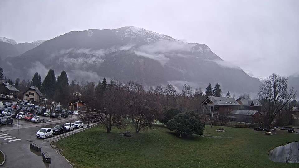 <h2>Webcam au niveau de la mairie du village du Bourg d'Oisans, aux pieds de l'Alpe d'Huez et aux portes du parc des Écrins</h2>