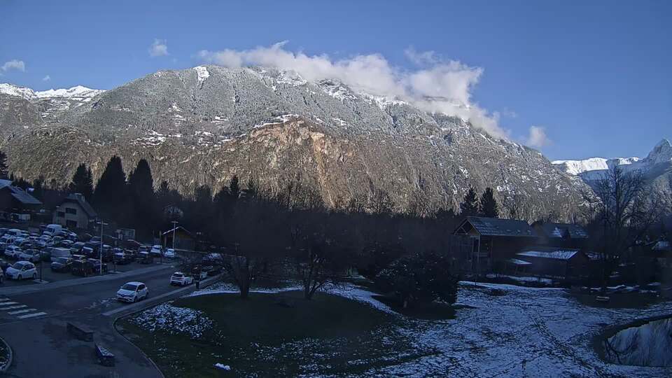<h2>Webcam au niveau de la mairie du village du Bourg d'Oisans, aux pieds de l'Alpe d'Huez et aux portes du parc des Écrins</h2>