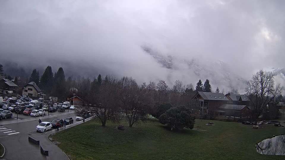<h2>Webcam au niveau de la mairie du village du Bourg d'Oisans, aux pieds de l'Alpe d'Huez et aux portes du parc des Écrins</h2>