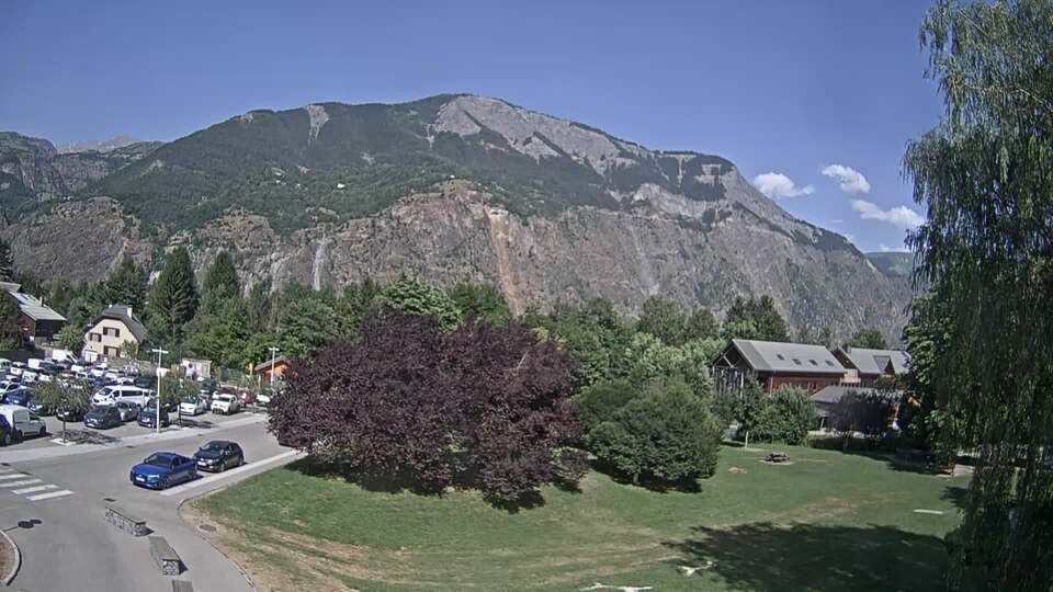 <h2>Webcam au niveau de la mairie du village du Bourg d'Oisans, aux pieds de l'Alpe d'Huez et aux portes du parc des Écrins</h2>