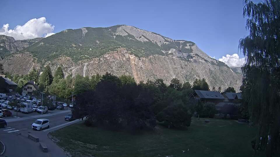 <h2>Webcam au niveau de la mairie du village du Bourg d'Oisans, aux pieds de l'Alpe d'Huez et aux portes du parc des Écrins</h2>