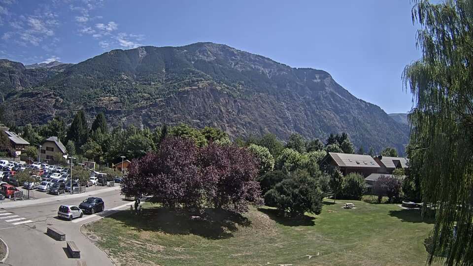 <h2>Webcam au niveau de la mairie du village du Bourg d'Oisans, aux pieds de l'Alpe d'Huez et aux portes du parc des Écrins</h2>