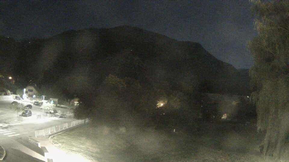 <h2>Webcam au niveau de la mairie du village du Bourg d'Oisans, aux pieds de l'Alpe d'Huez et aux portes du parc des Écrins</h2>