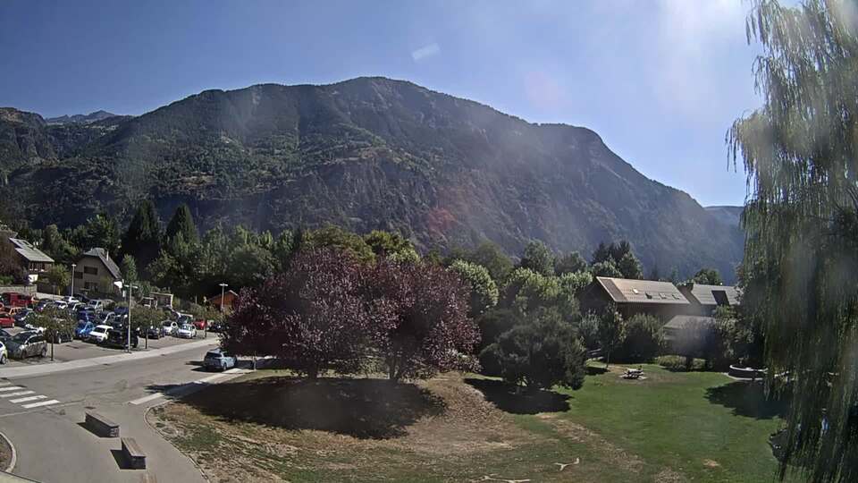 <h2>Webcam au niveau de la mairie du village du Bourg d'Oisans, aux pieds de l'Alpe d'Huez et aux portes du parc des Écrins</h2>