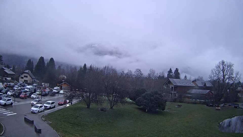 <h2>Webcam au niveau de la mairie du village du Bourg d'Oisans, aux pieds de l'Alpe d'Huez et aux portes du parc des Écrins</h2>