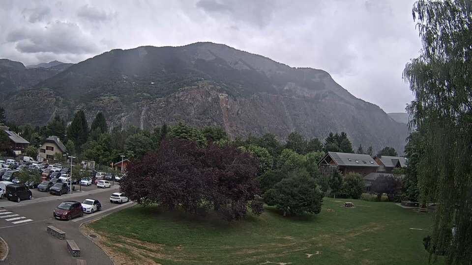 <h2>Webcam au niveau de la mairie du village du Bourg d'Oisans, aux pieds de l'Alpe d'Huez et aux portes du parc des Écrins</h2>
