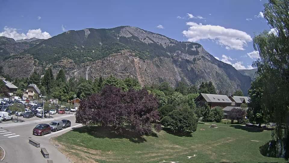 <h2>Webcam au niveau de la mairie du village du Bourg d'Oisans, aux pieds de l'Alpe d'Huez et aux portes du parc des Écrins</h2>
