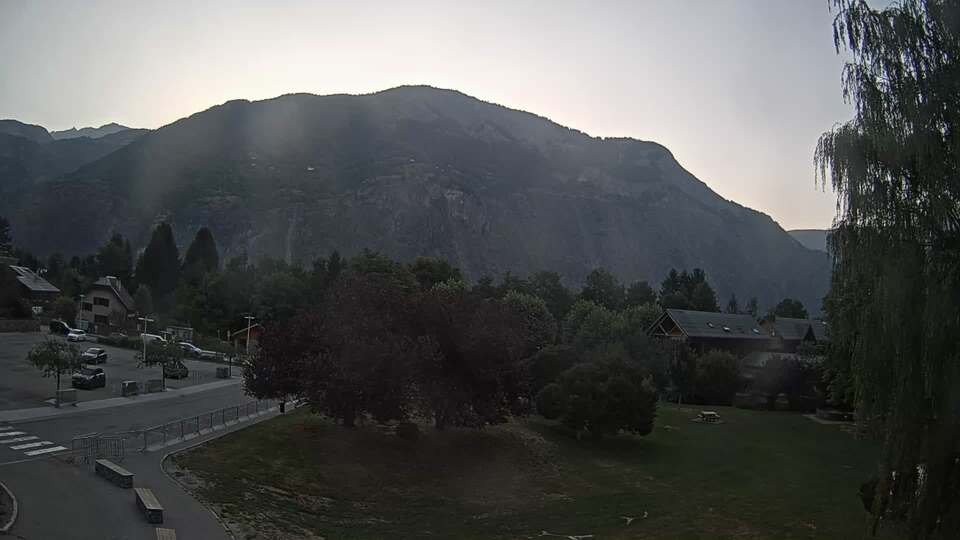 <h2>Webcam au niveau de la mairie du village du Bourg d'Oisans, aux pieds de l'Alpe d'Huez et aux portes du parc des Écrins</h2>