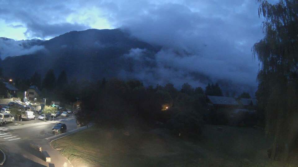 <h2>Webcam au niveau de la mairie du village du Bourg d'Oisans, aux pieds de l'Alpe d'Huez et aux portes du parc des Écrins</h2>