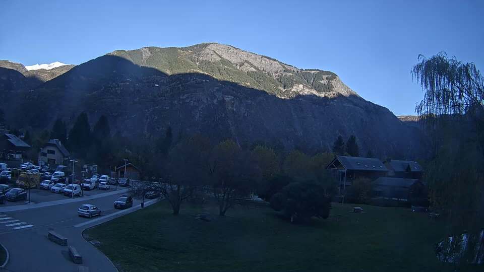 <h2>Webcam au niveau de la mairie du village du Bourg d'Oisans, aux pieds de l'Alpe d'Huez et aux portes du parc des Écrins</h2>