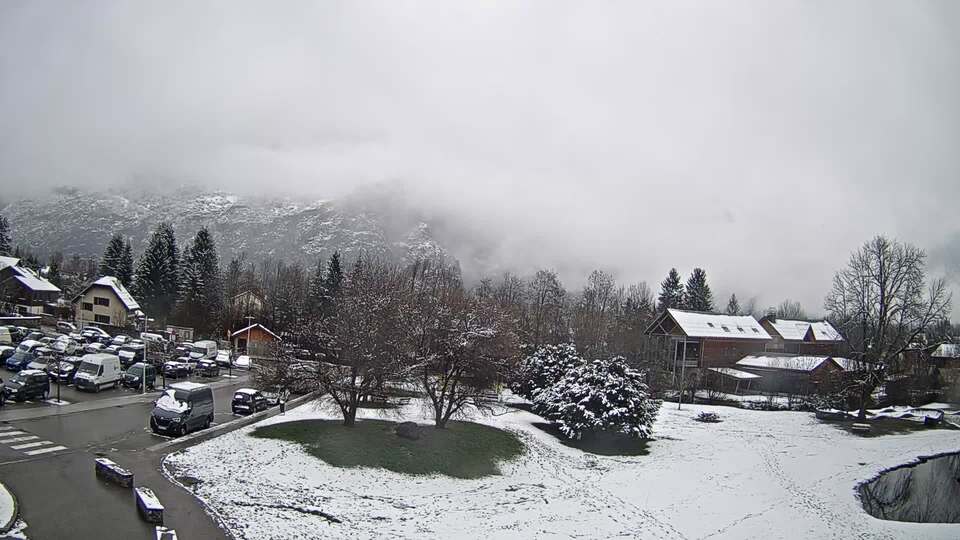 <h2>Webcam au niveau de la mairie du village du Bourg d'Oisans, aux pieds de l'Alpe d'Huez et aux portes du parc des Écrins</h2>